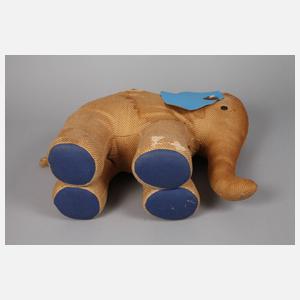 Renate Mueller, Spielzeug-Elefant