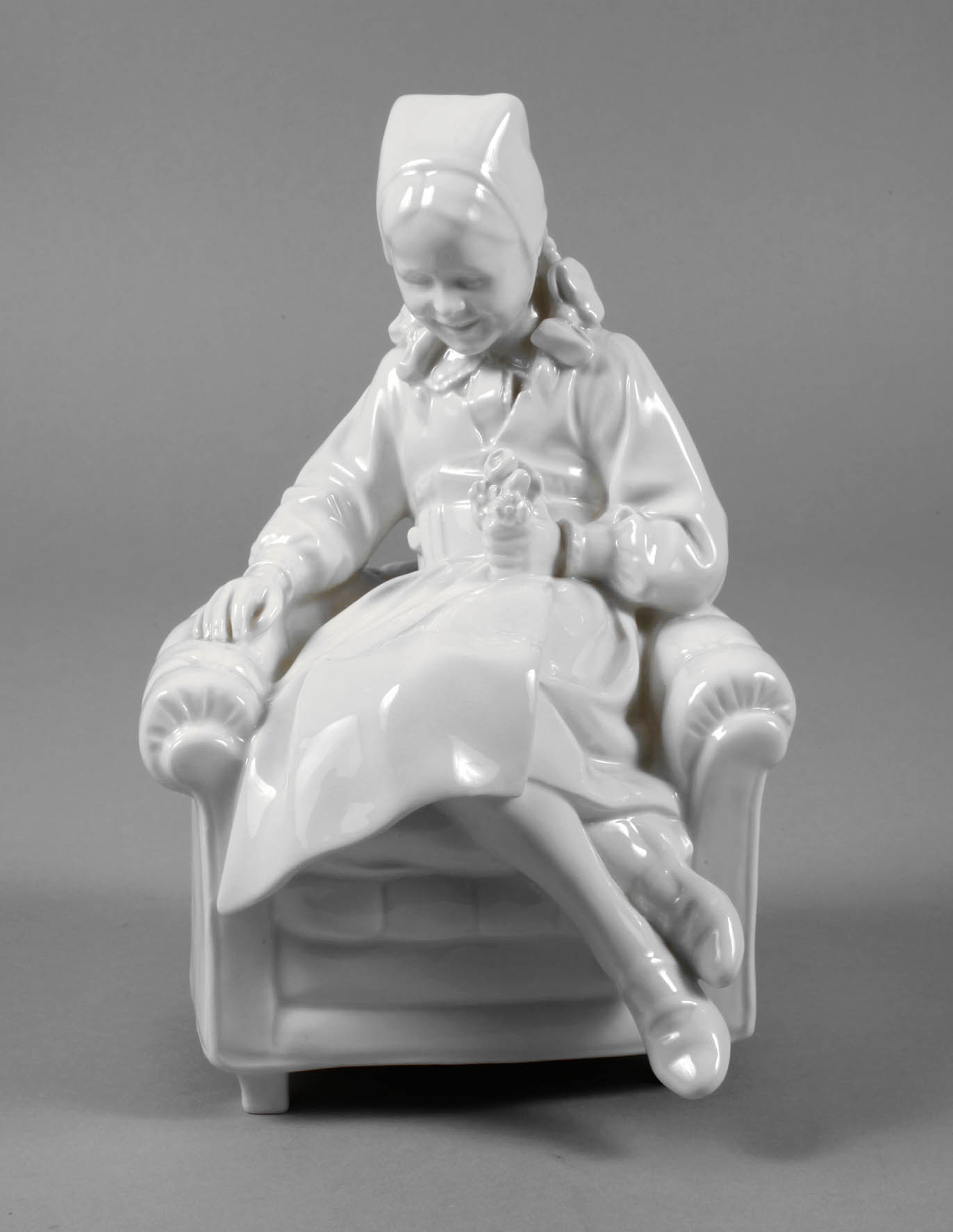 KPM Berlin Kinderfigur im Sessel