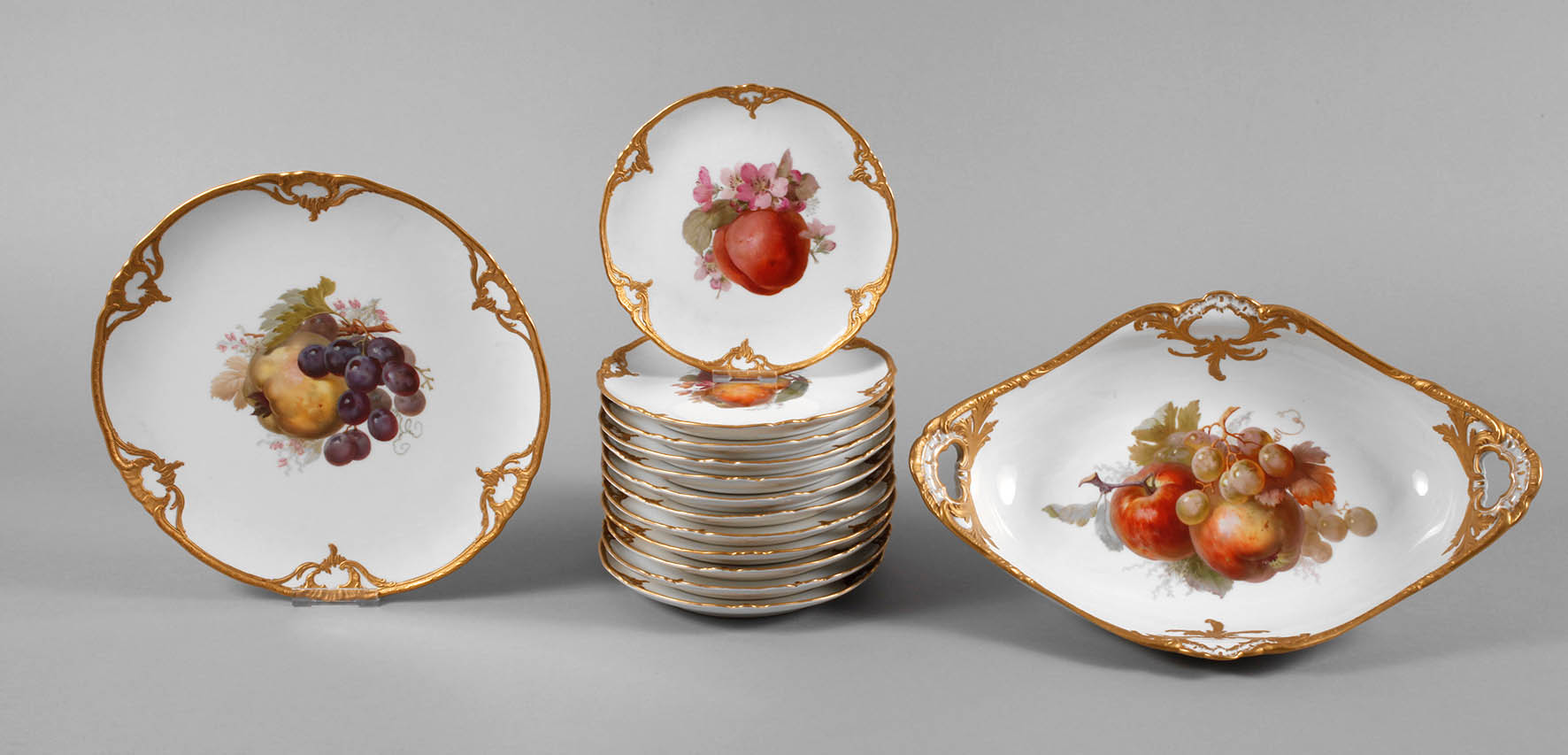 KPM Berlin zwölf Teller und zwei Vorlegeteile