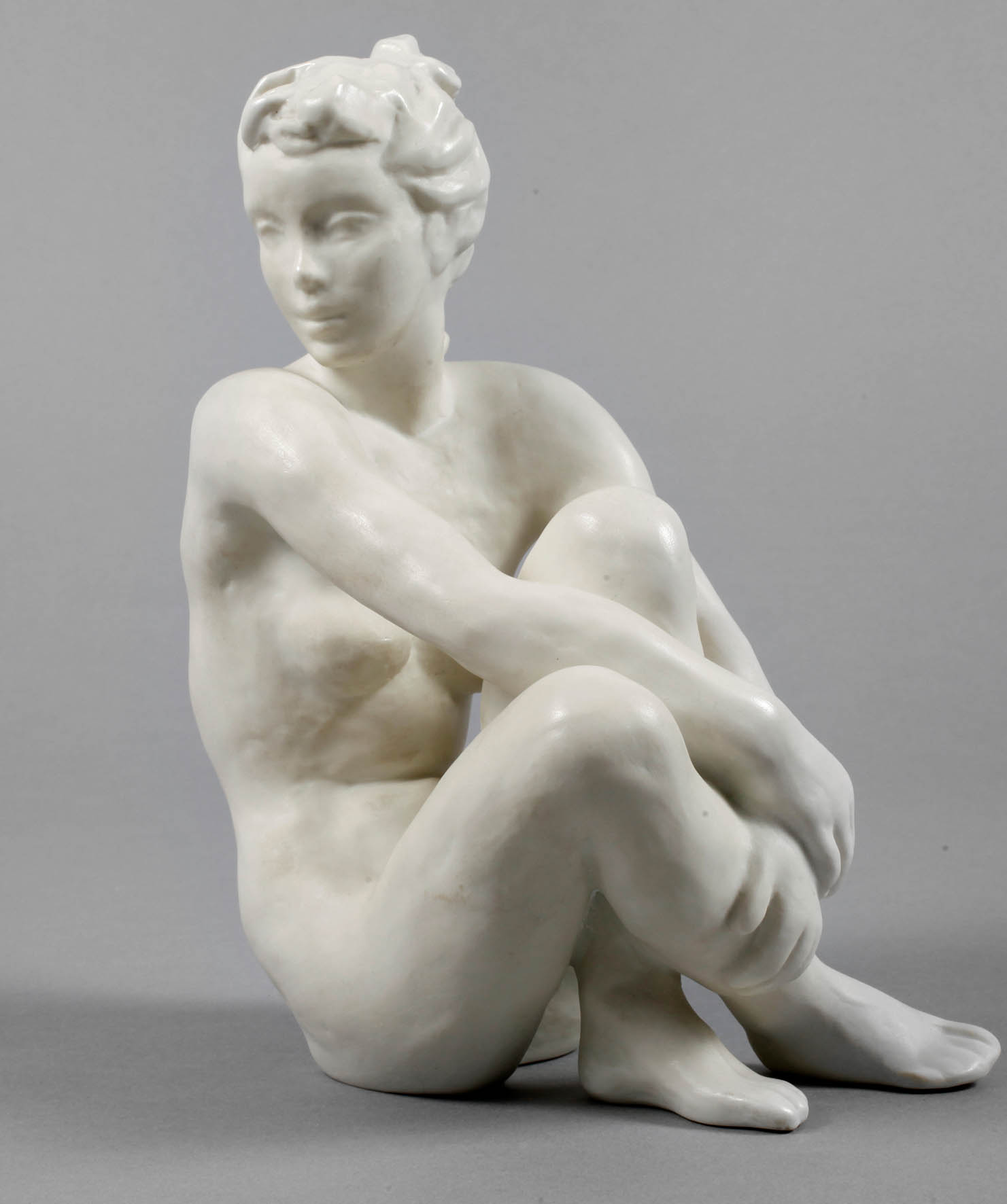 Rosenthal sitzender weiblicher Akt