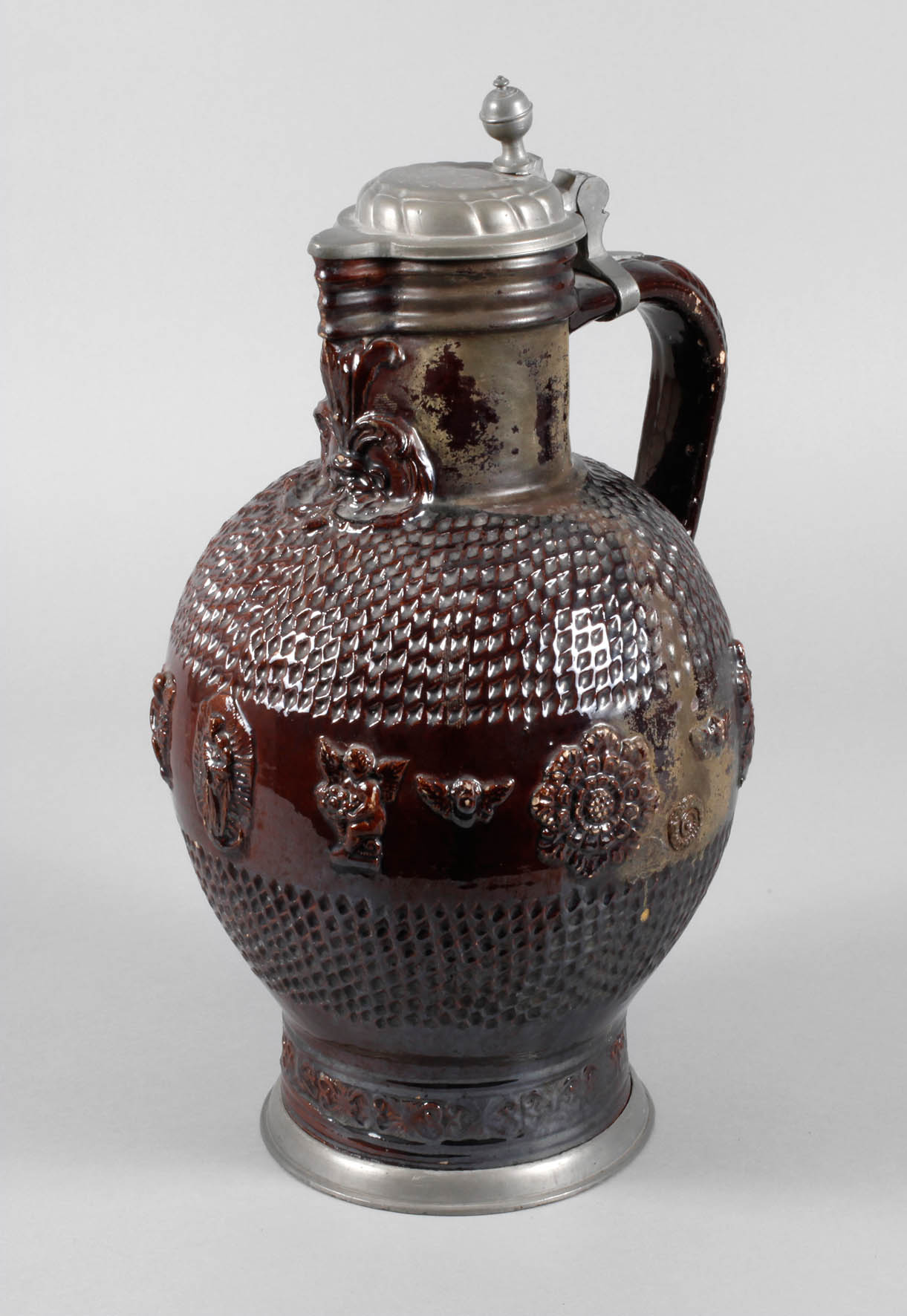 Übergroßer Kugelbauchkrug