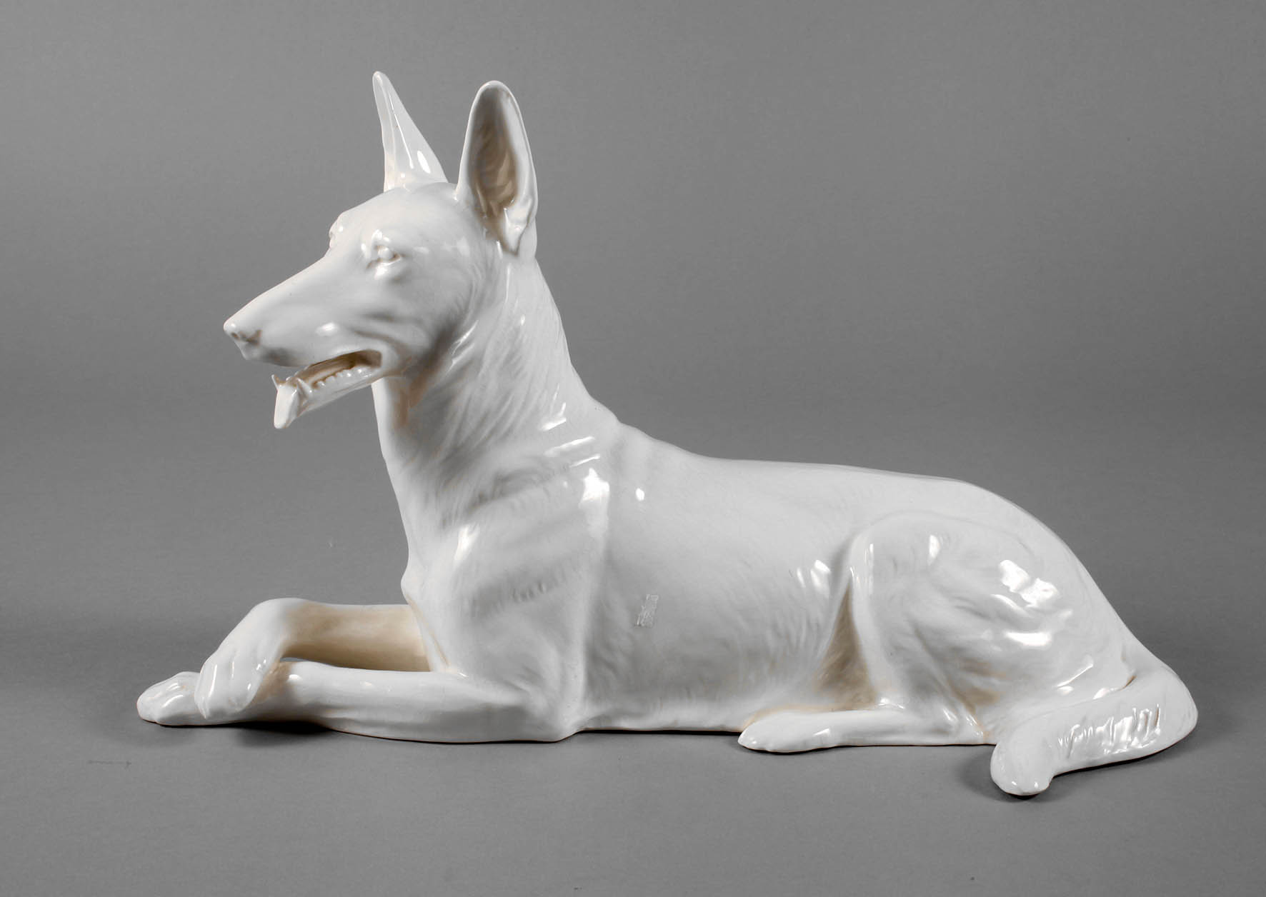 Max Roesler liegender Schäferhund