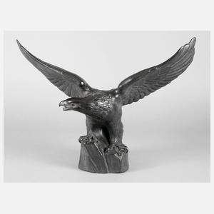 Große Adlerplastik