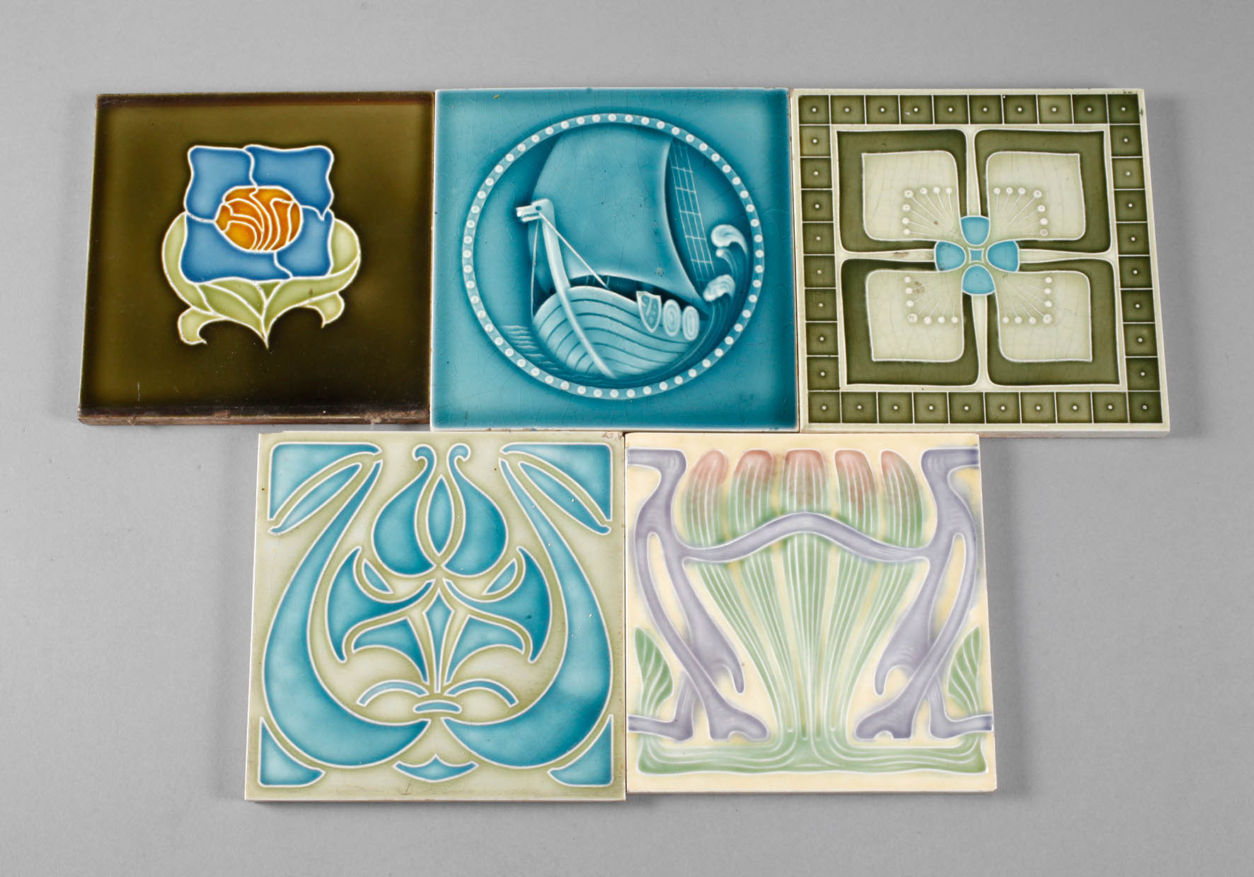 Fünf Jugendstilfliesen