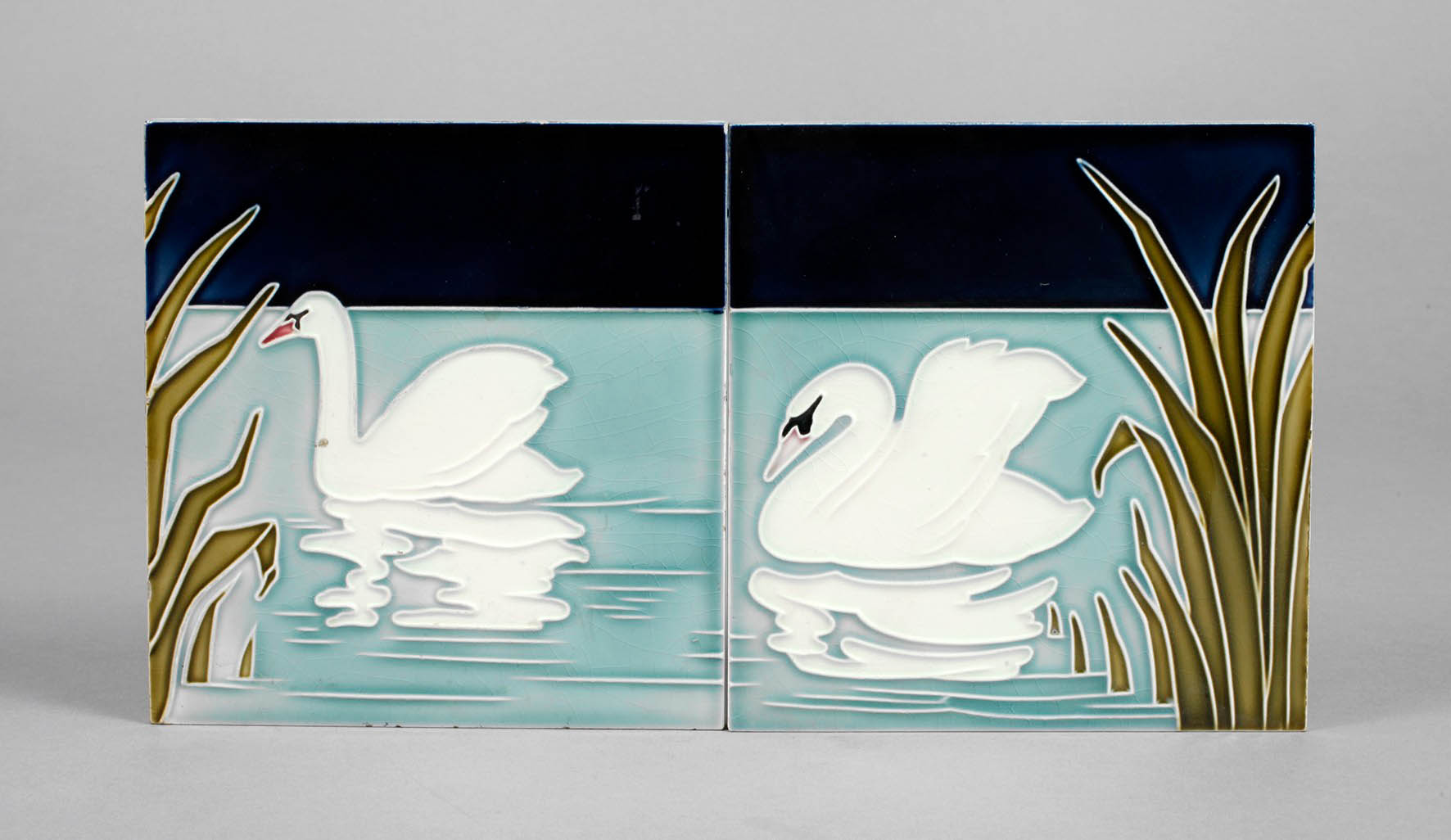Zwei Jugendstilfliesen mit Schwanenmotiven