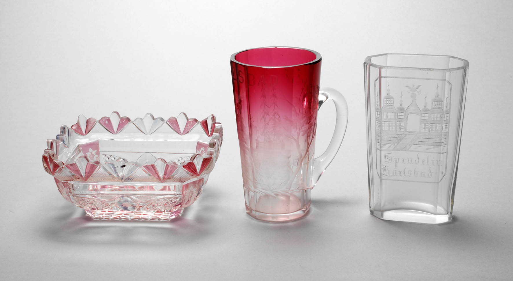 Zwei Bäderbecher und eine Schale