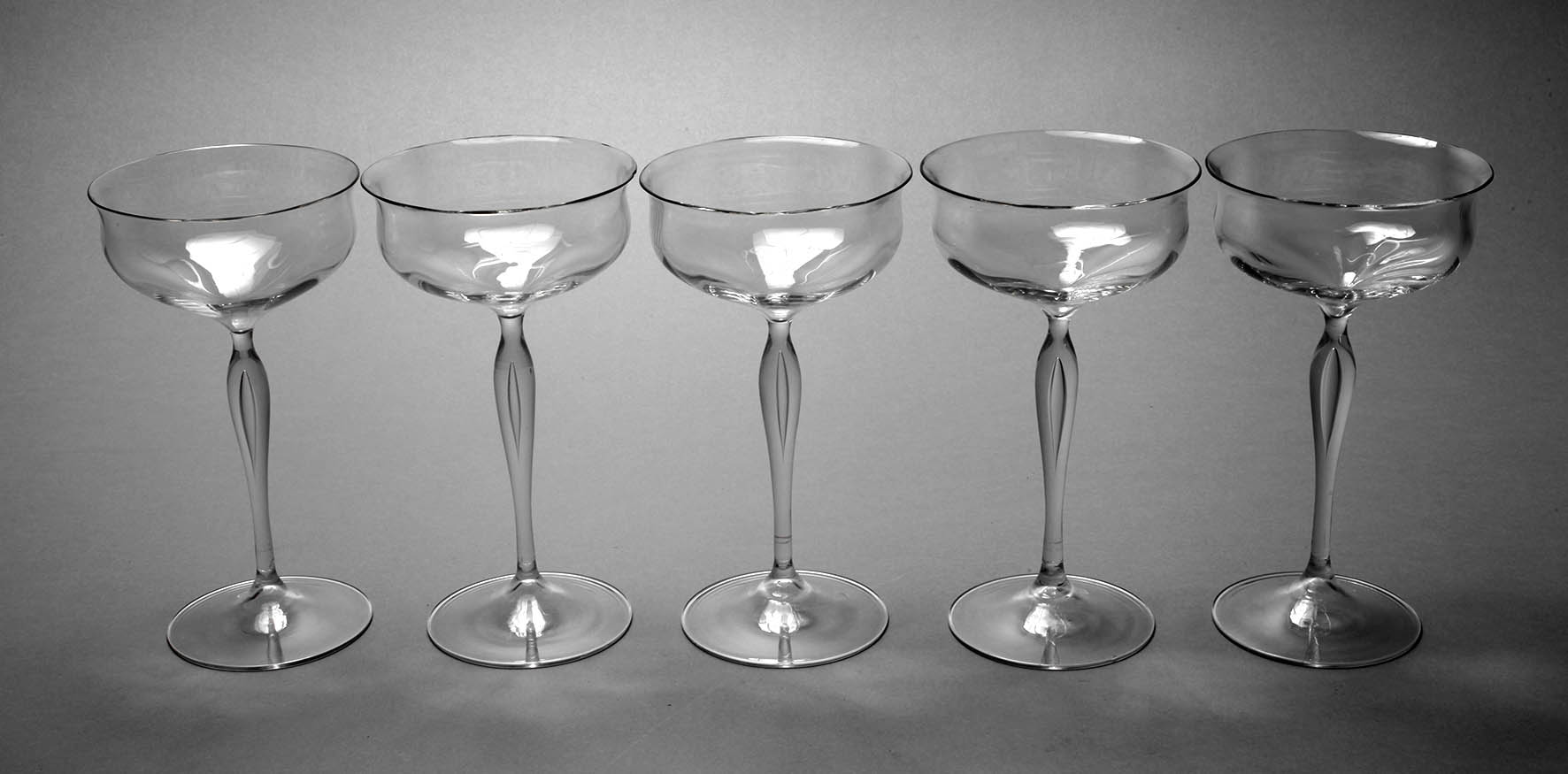 Fünf elegante Sektschalen