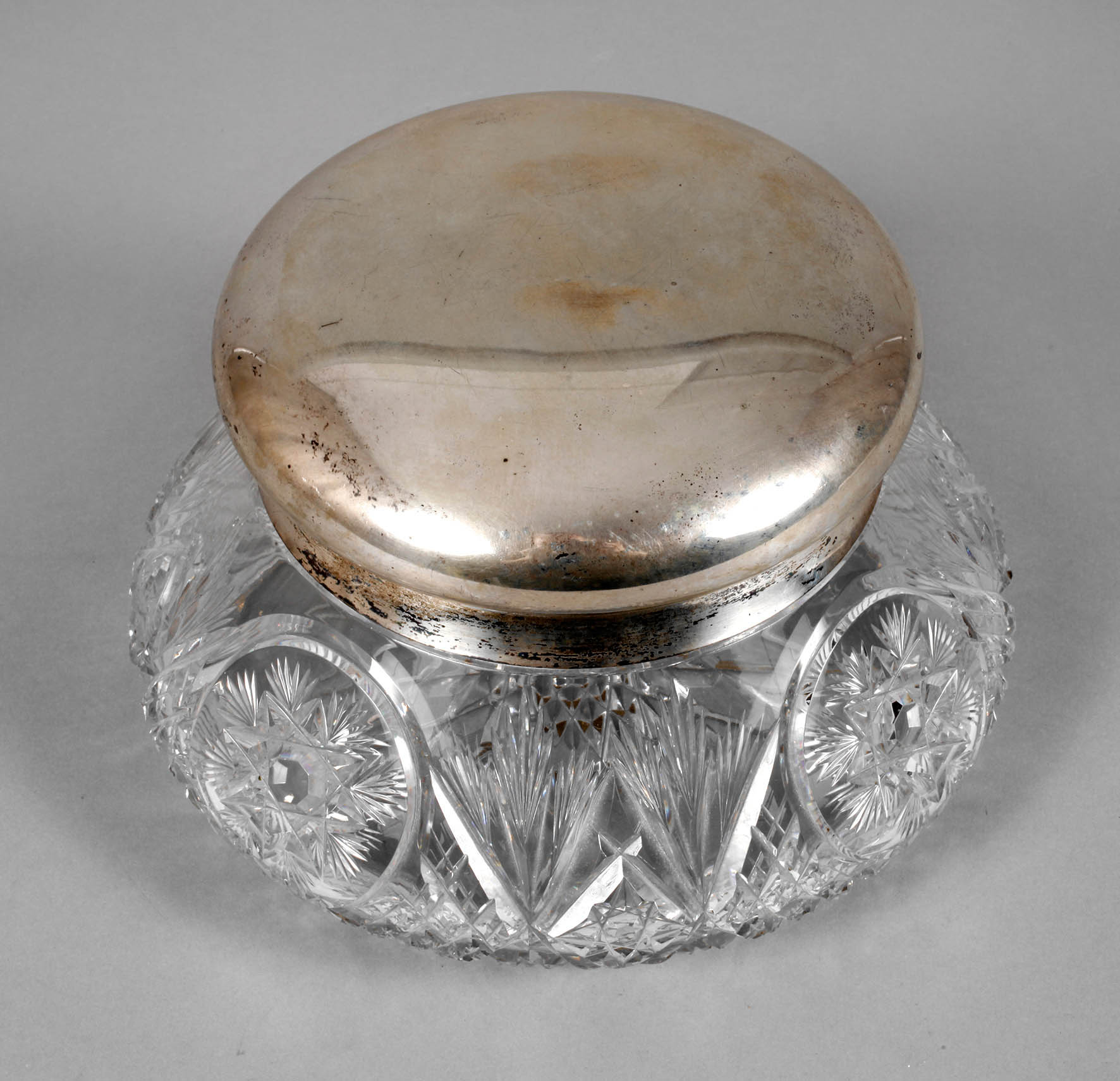 Große Dose mit Silberdeckel