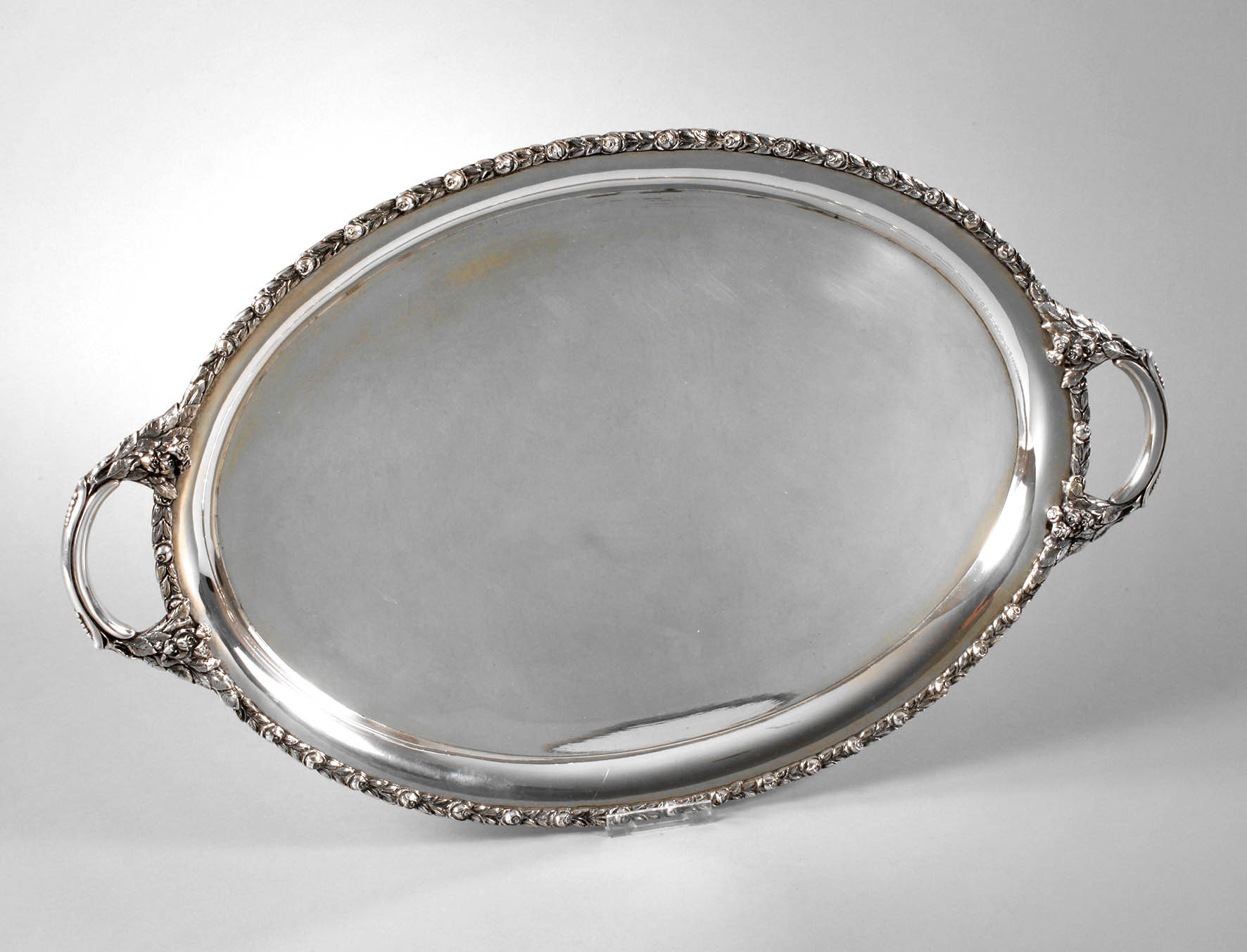 Großes Silbertablett mit Rosenbordüre