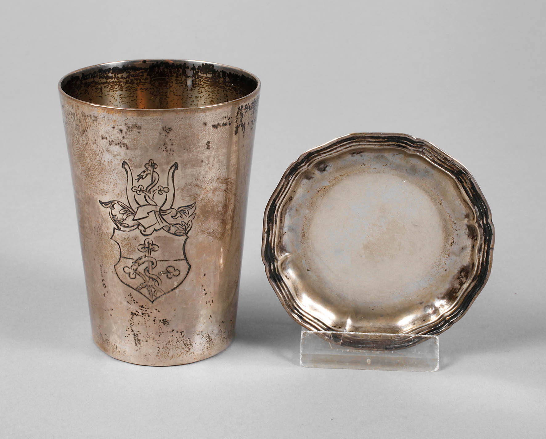 Silberbecher mit Untersetzer