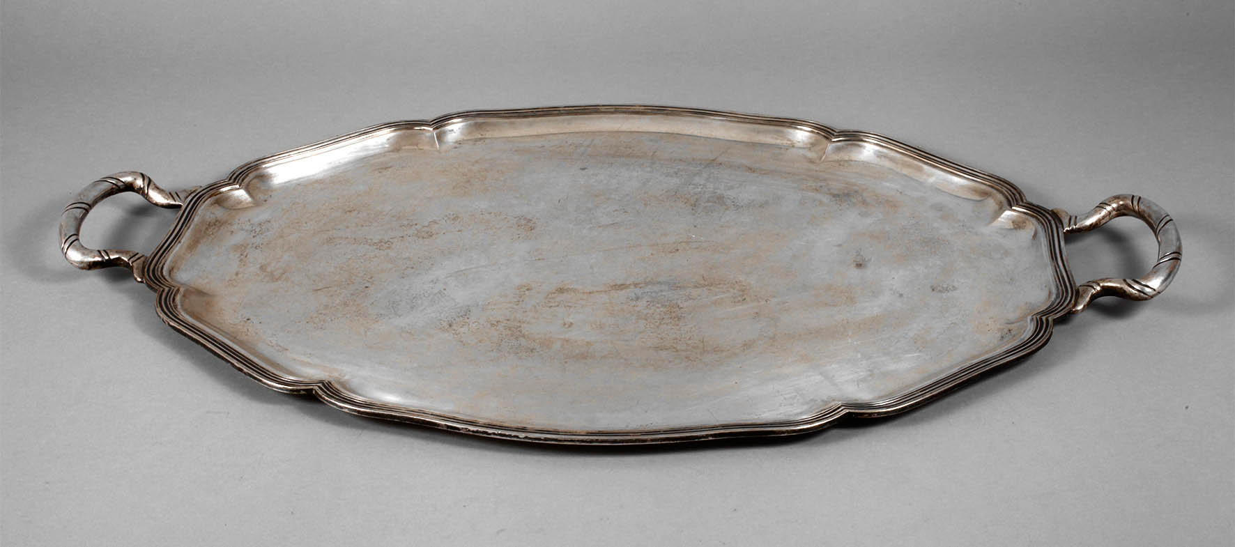 Übergroßes Silbertablett