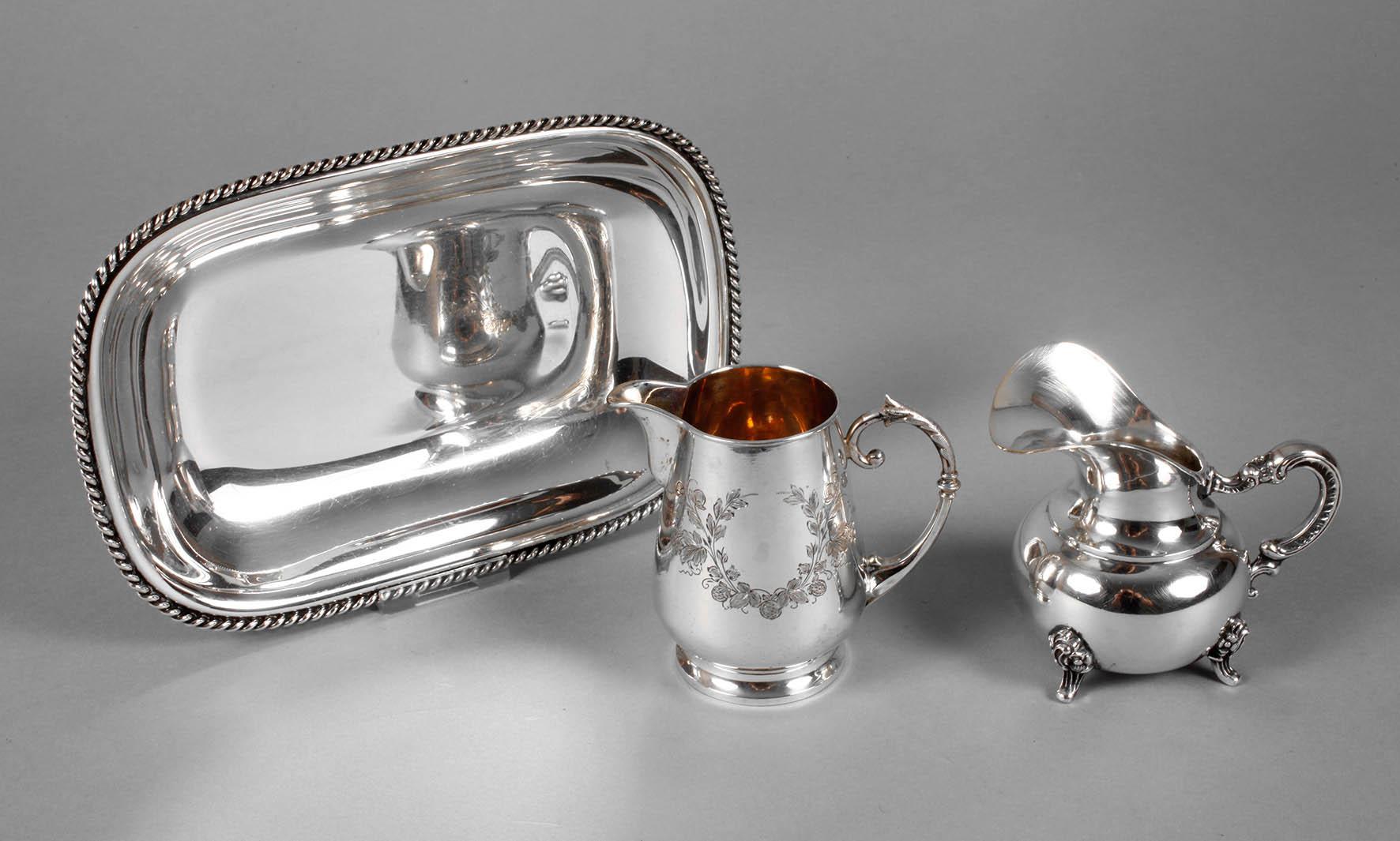 Silberschale und zwei Sahnekännchen