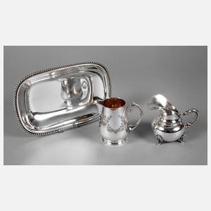 Silberschale und zwei Sahnekännchen