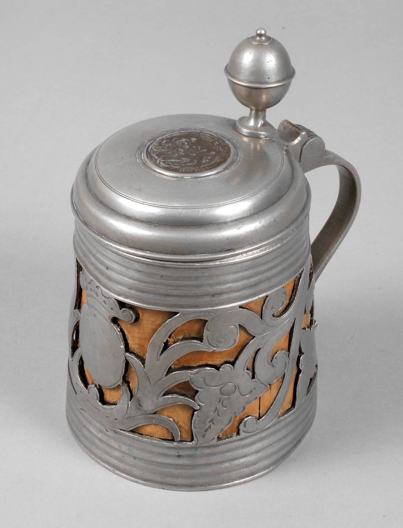 Barocker Krug mit Zinneinlagen