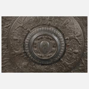 Übergroße reliefierte Zinnschale