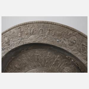 Übergroße reliefierte Zinnschale