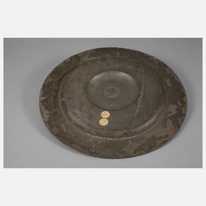 Übergroße reliefierte Zinnschale