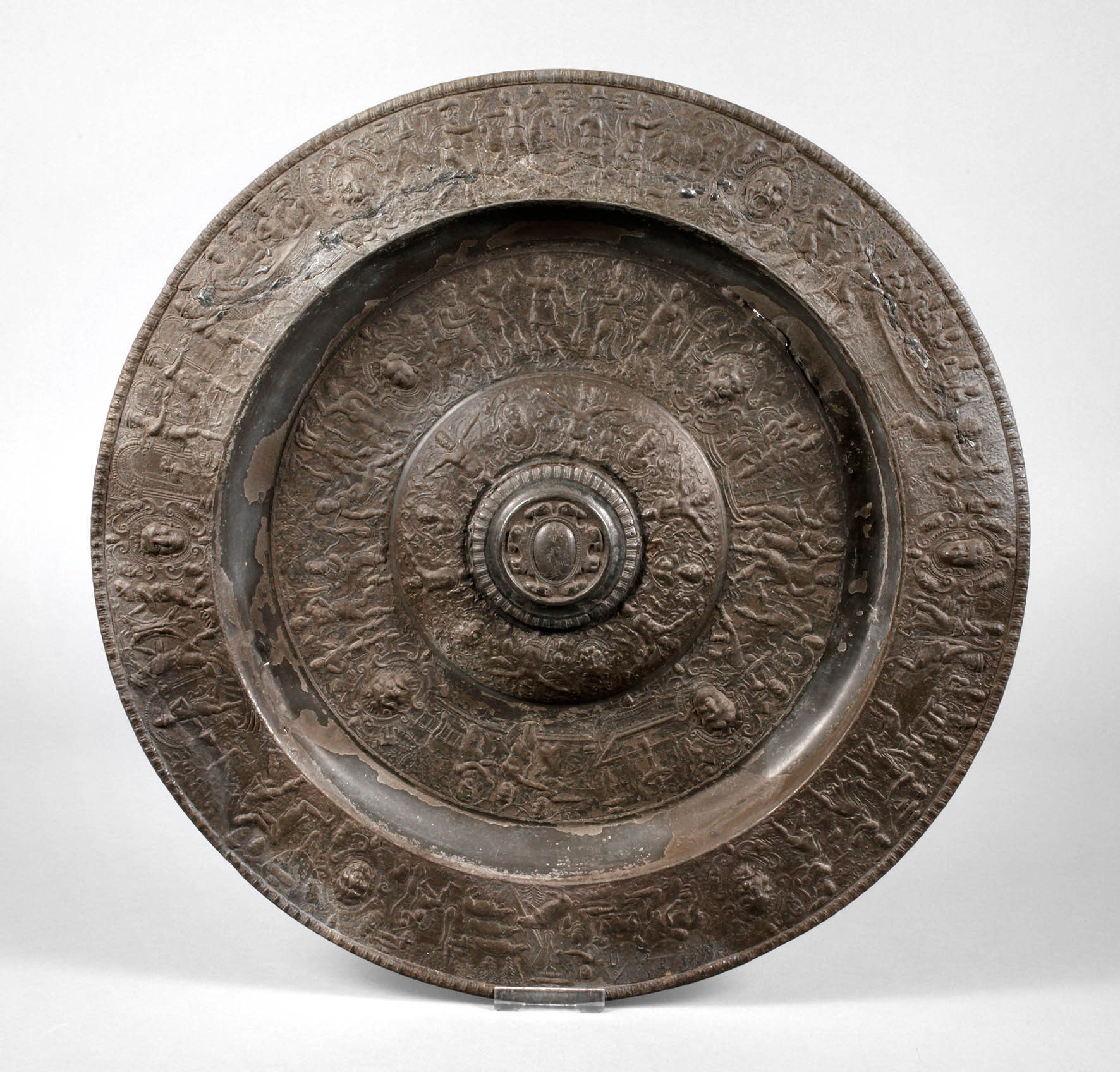 Übergroße reliefierte Zinnschale