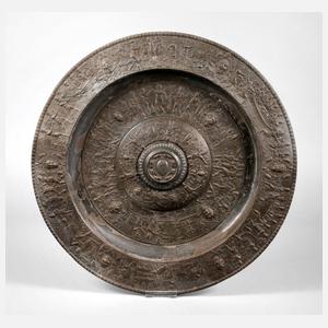 Übergroße reliefierte Zinnschale