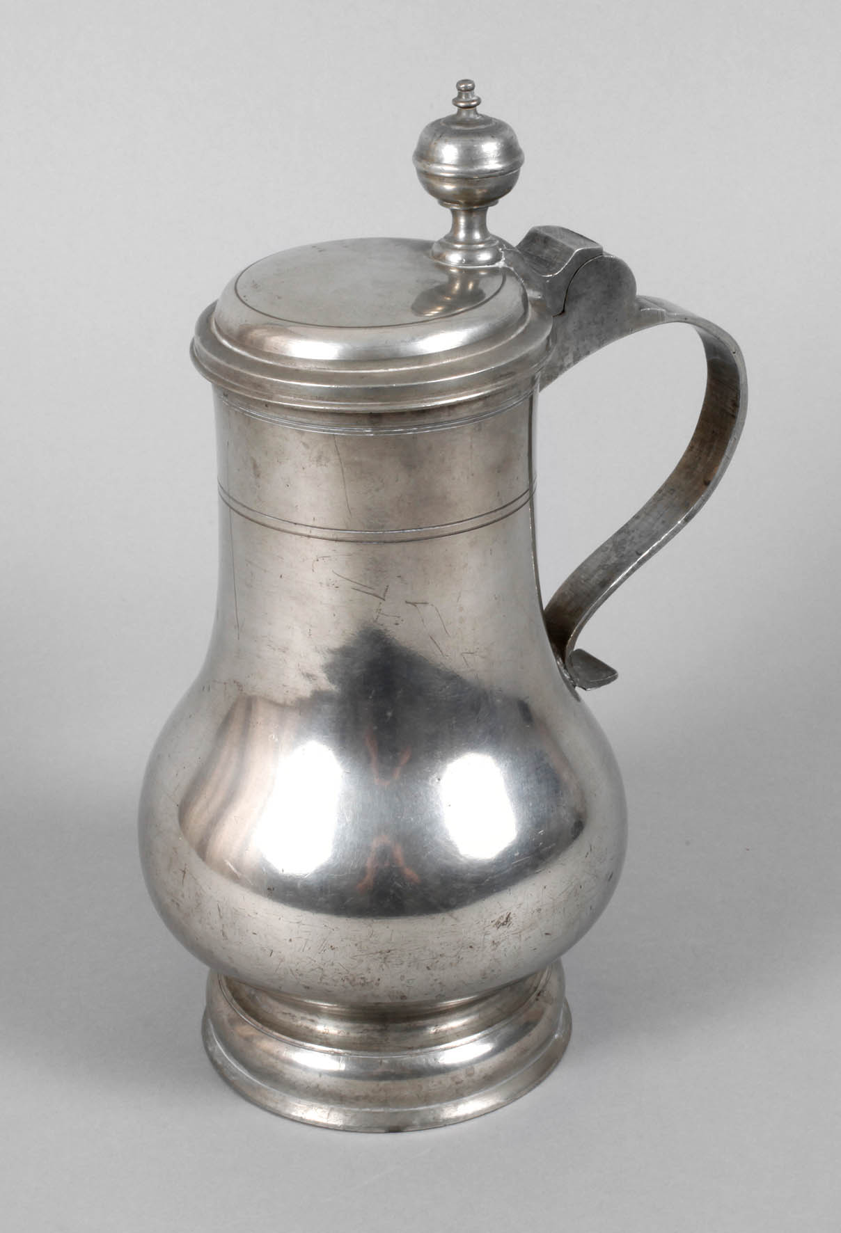 Großer birnenförmiger Zinnkrug