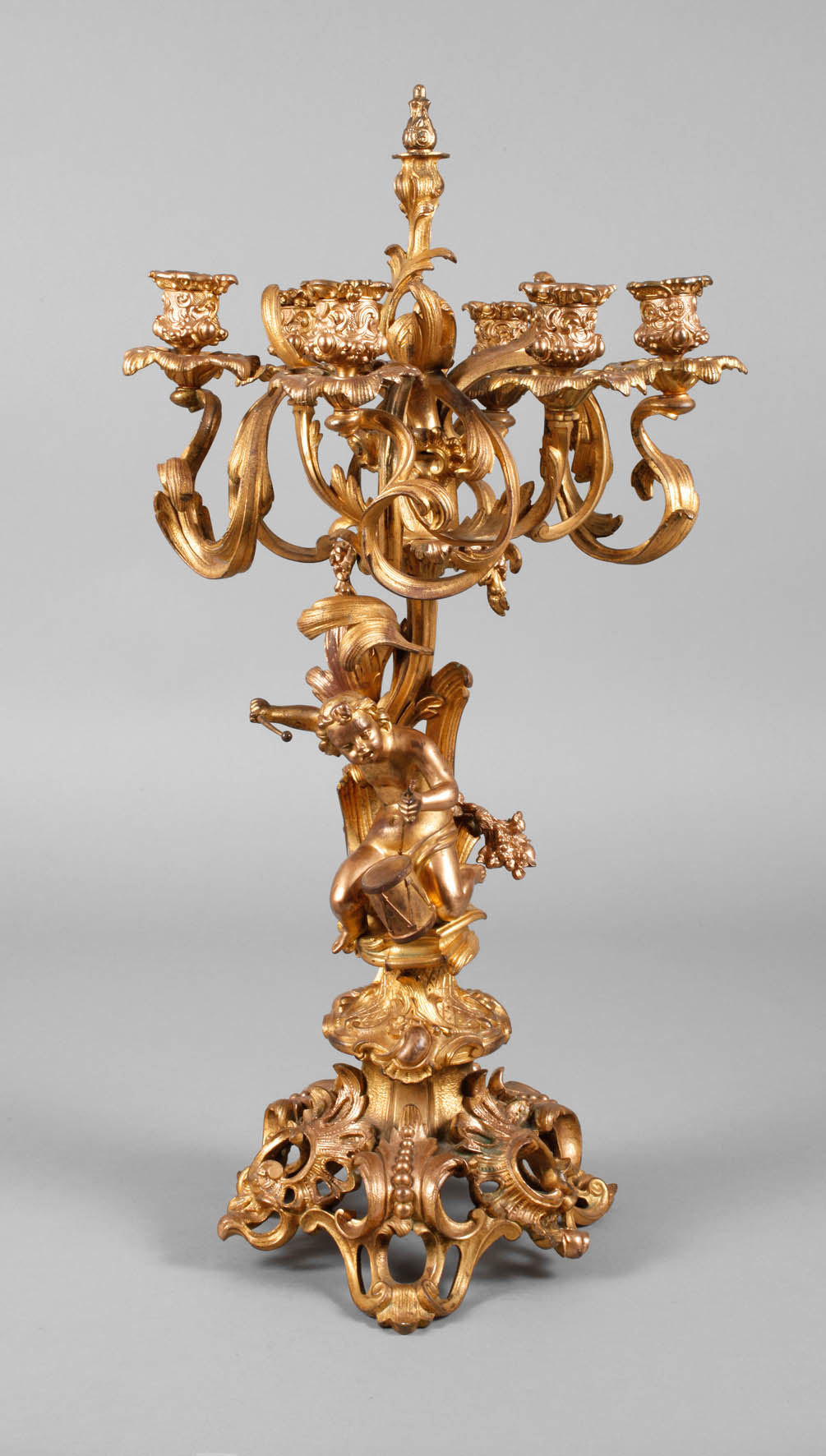 Große Bronzegirandole mit Putto