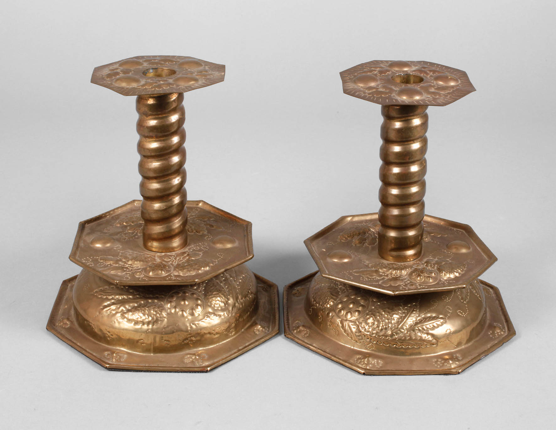 Zwei getriebene Messingleuchter