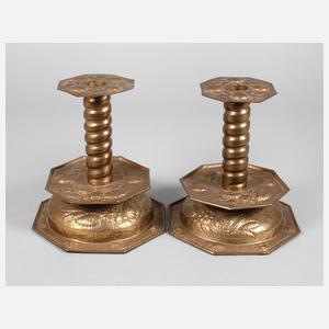 Zwei getriebene Messingleuchter