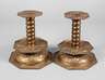 Zwei getriebene Messingleuchter