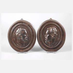 Paar Eisengussplaketten