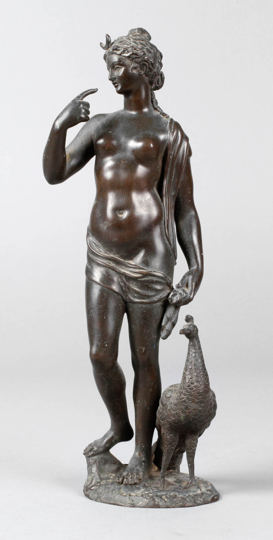 Artemis als Akt mit Mondsichel und Pfau