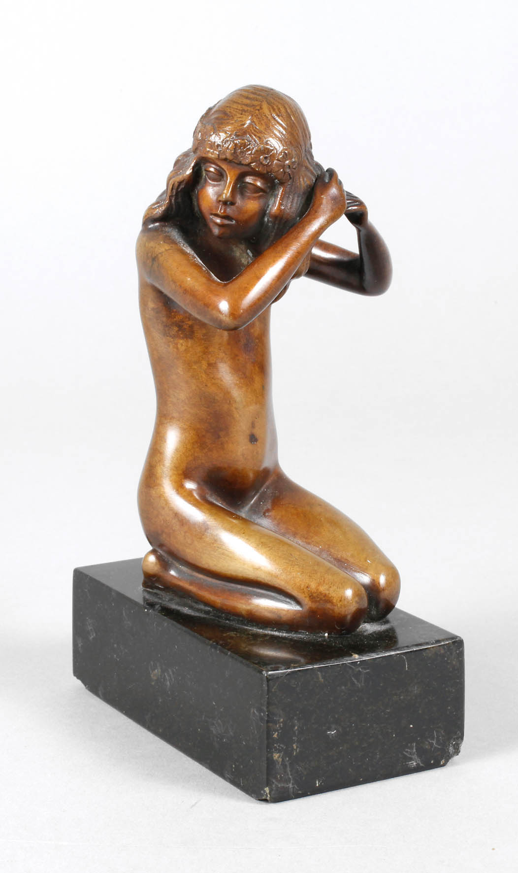 Kniender Mädchenakt