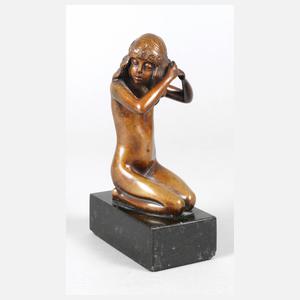 Kniender Mädchenakt