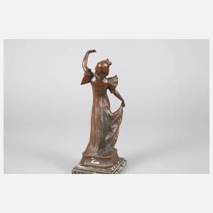 Tänzerin in wallendem Kleid