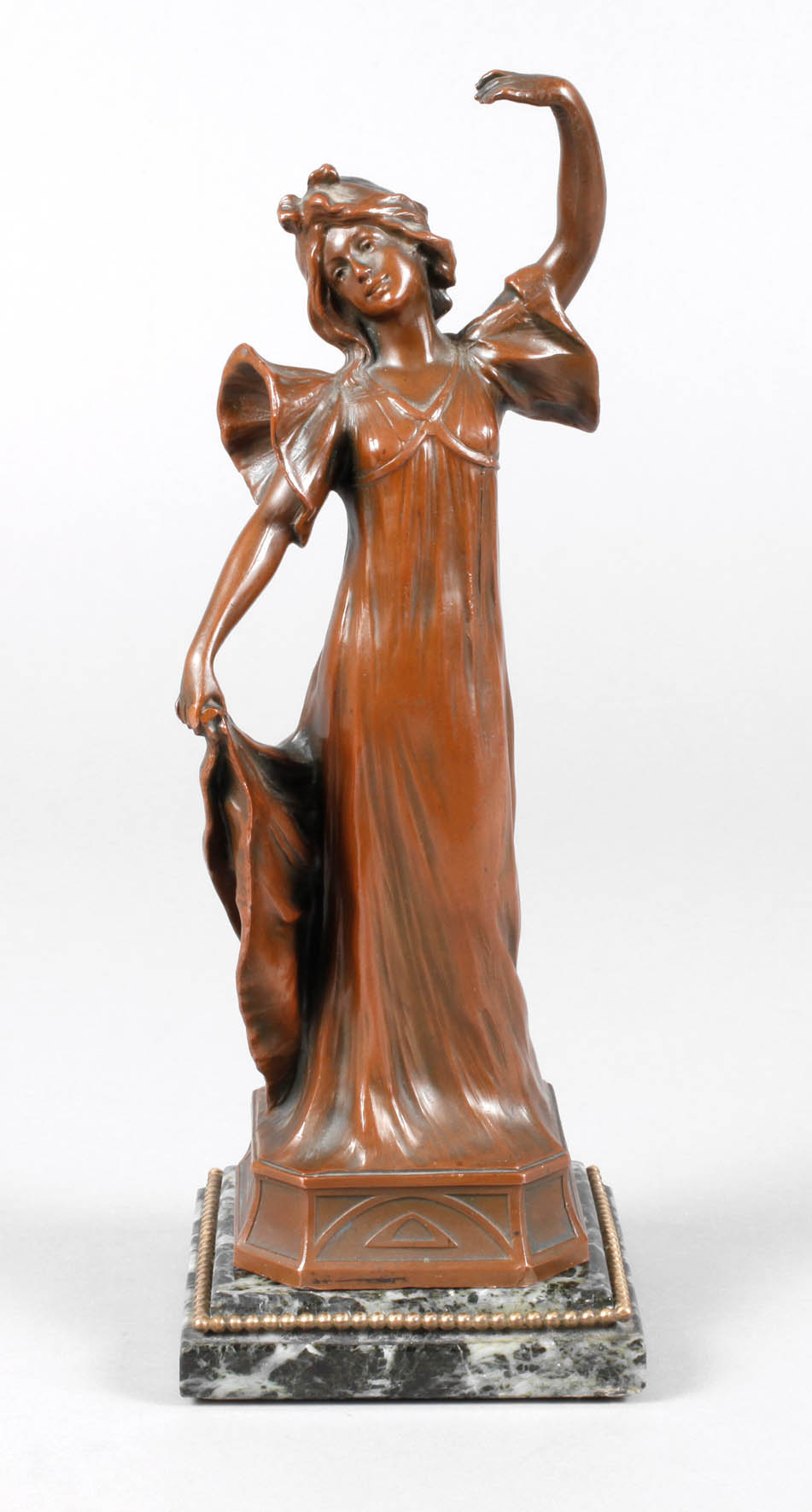 Tänzerin in wallendem Kleid