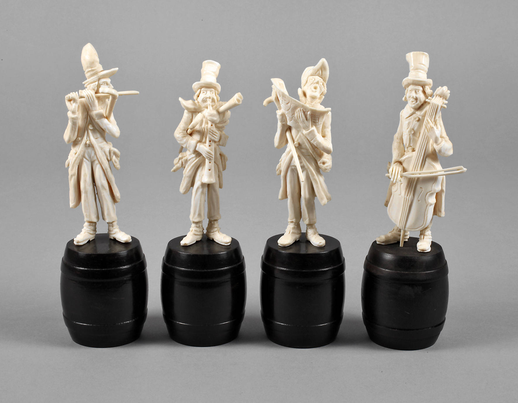 Vier Elfenbeinschnitzereien
