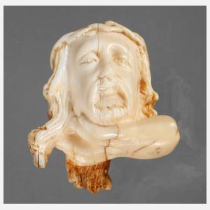 Figürliche Elfenbeinschnitzerei