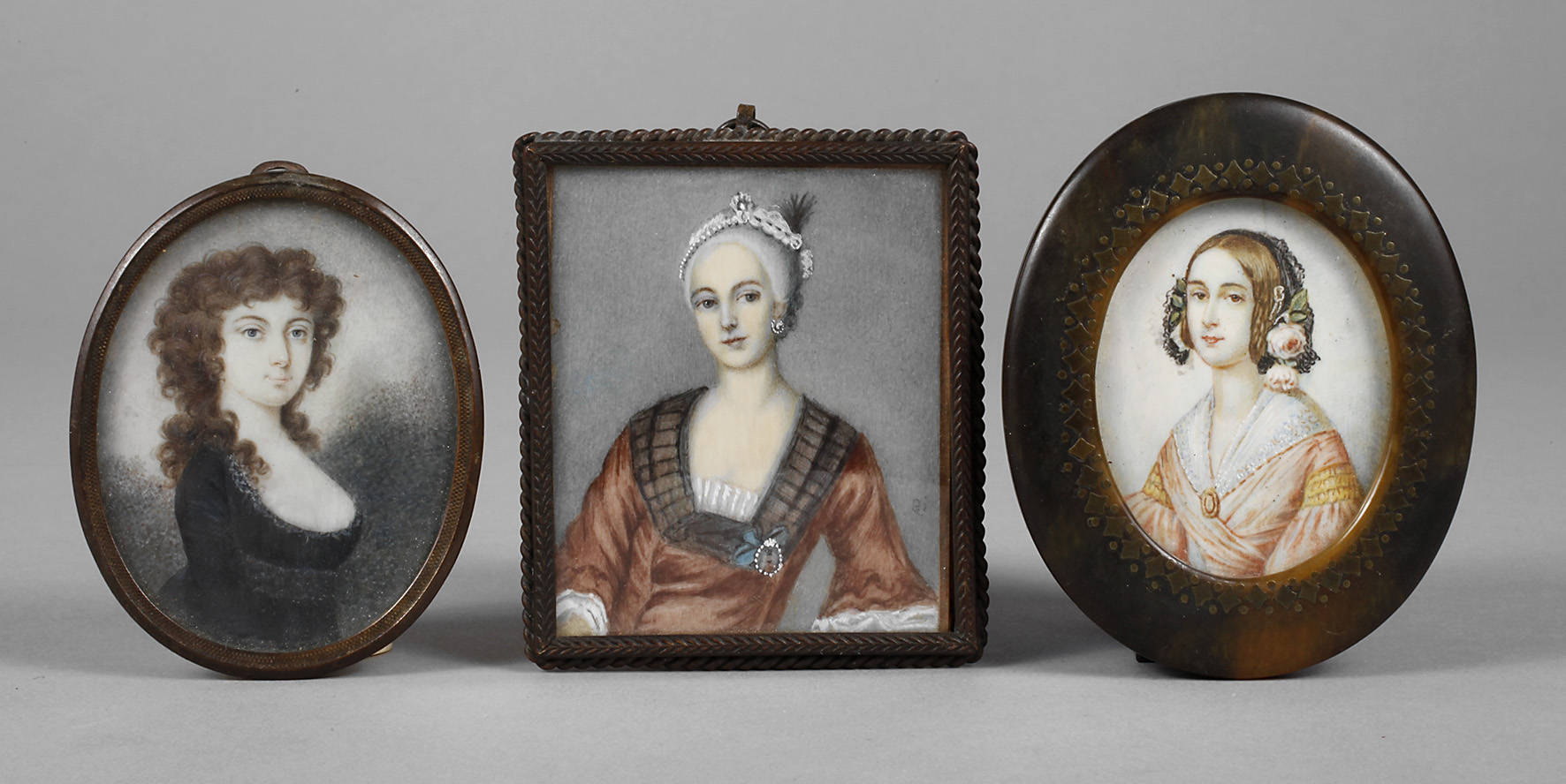 Drei Elfenbeinminiaturen