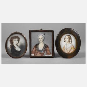 Drei Elfenbeinminiaturen