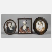 Drei Elfenbeinminiaturen111