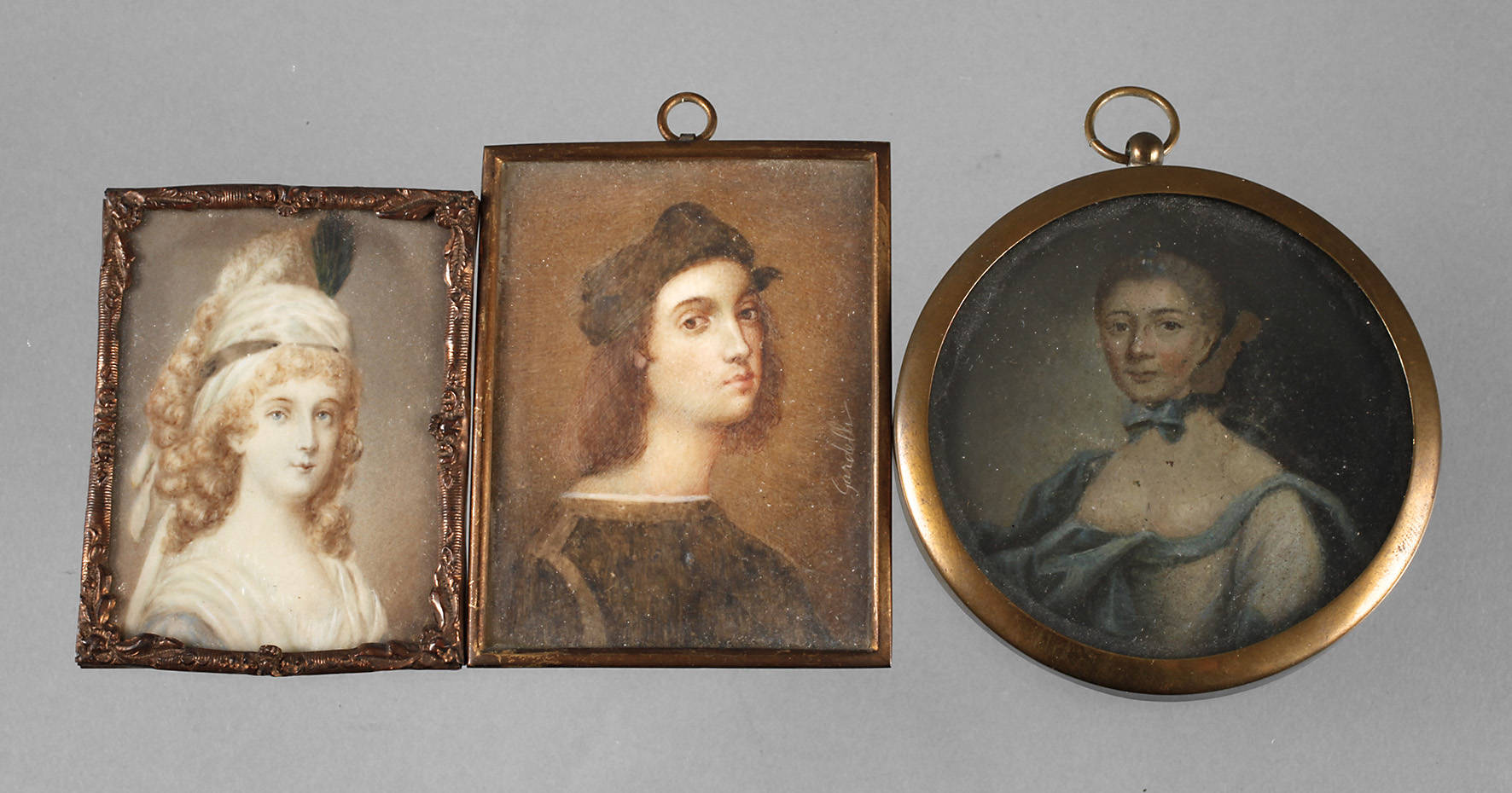 Drei Elfenbeinminiaturen