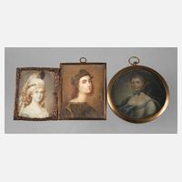 Drei Elfenbeinminiaturen111