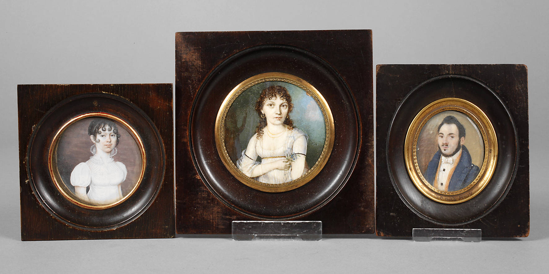 Drei Elfenbeinminiaturen