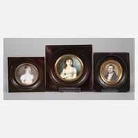 Drei Elfenbeinminiaturen111