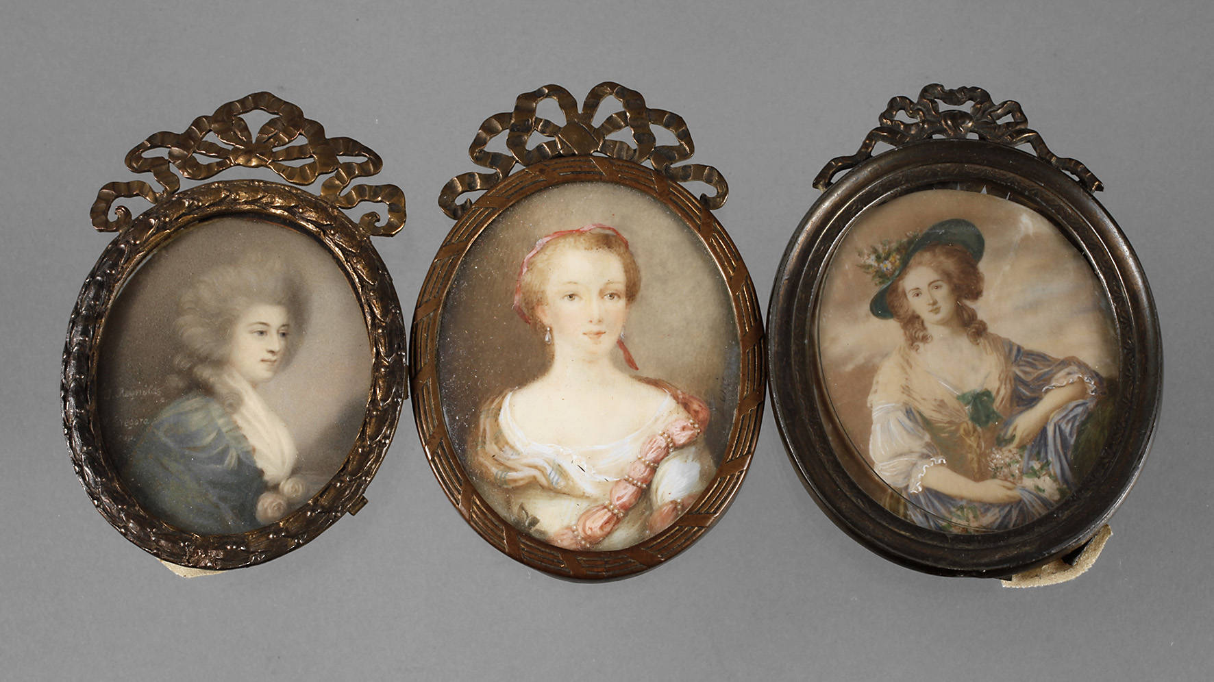 Drei Elfenbeinminiaturen