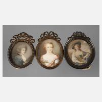 Drei Elfenbeinminiaturen111