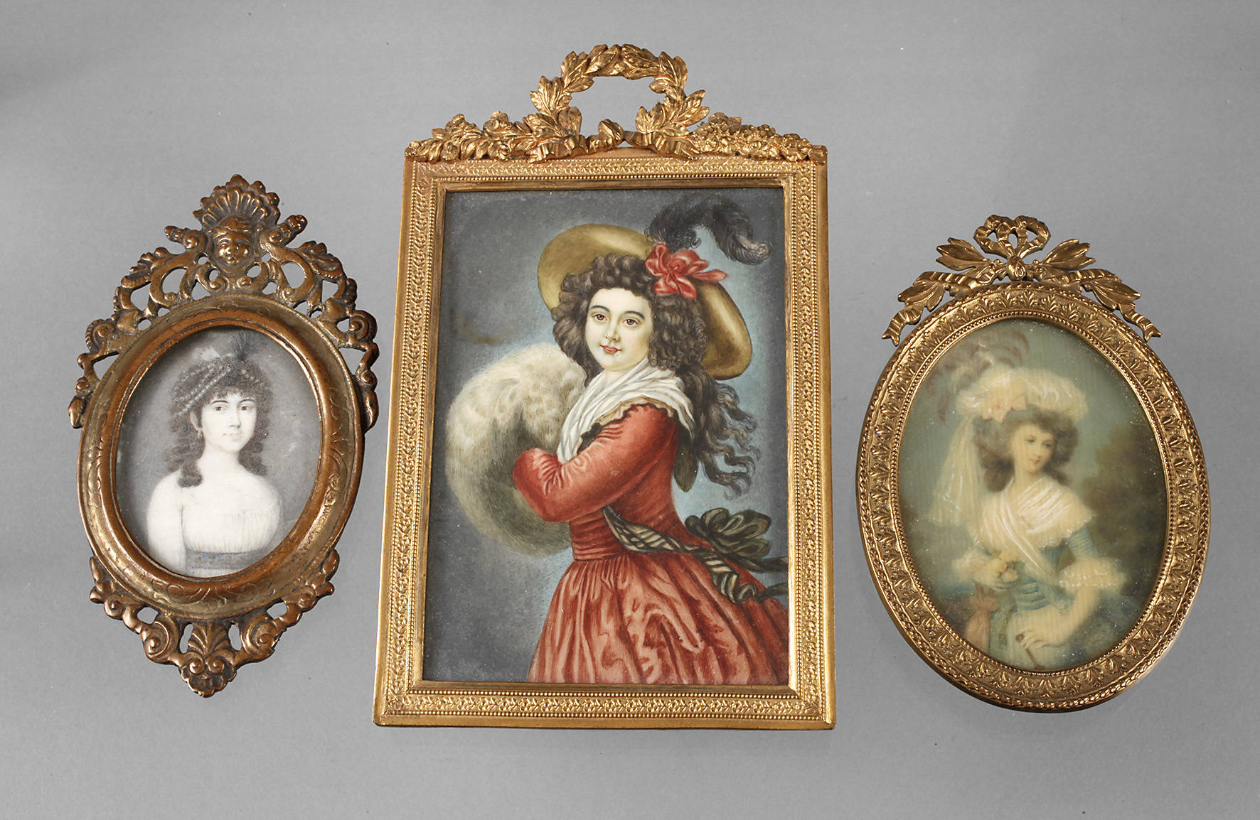 Drei Elfenbeinminiaturen