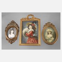 Drei Elfenbeinminiaturen111