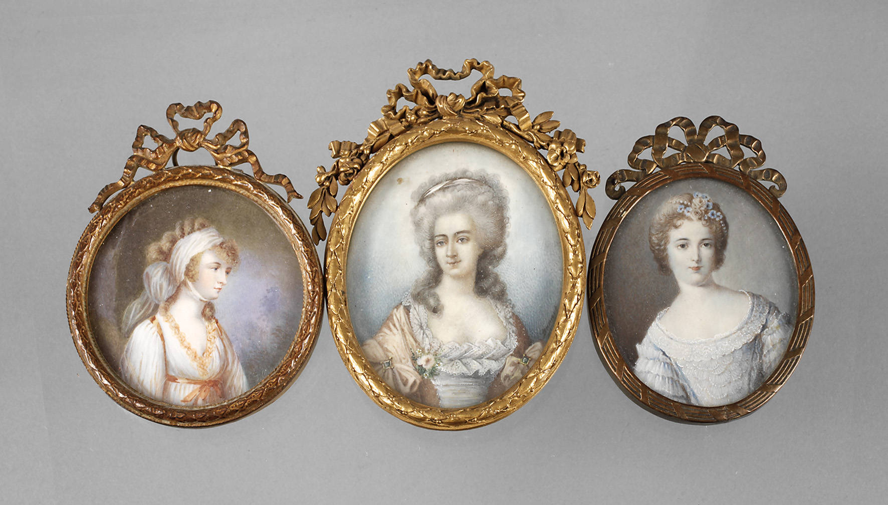 Drei Elfenbeinminiaturen