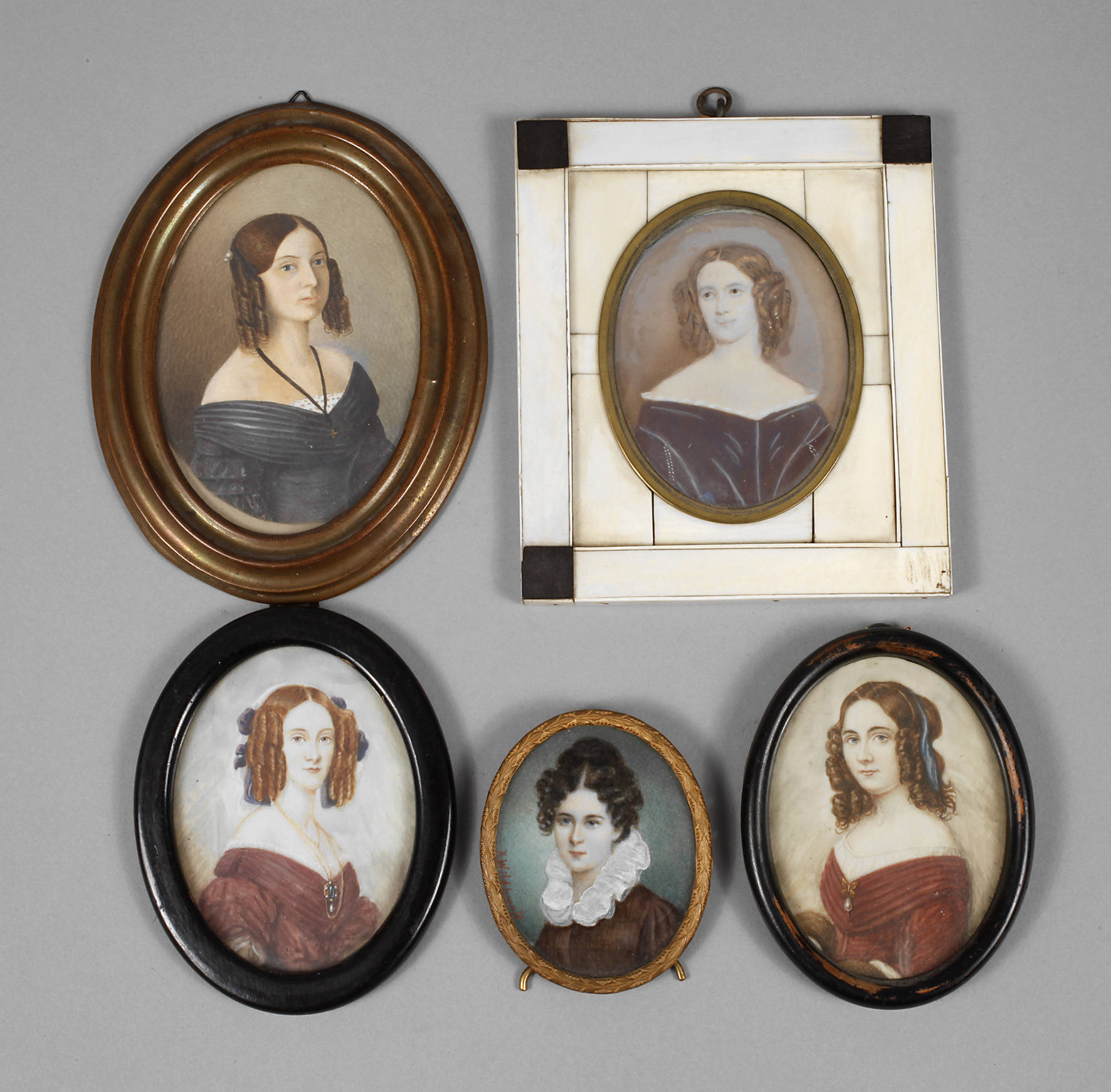 Fünf Elfenbeinminiaturen