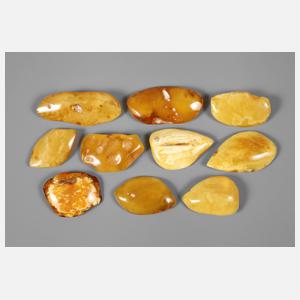Zehn geschliffene Bernsteine
